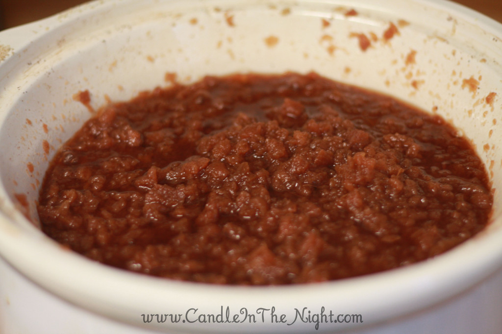Delicious Homemade Apple Butter -- So simple!! | candleinthenight.com