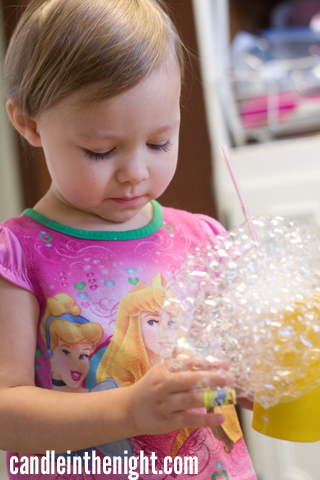 These indoor bubbles are great for keeping kids having fun on days when it's too icky to go outside! | candleinthenight.com