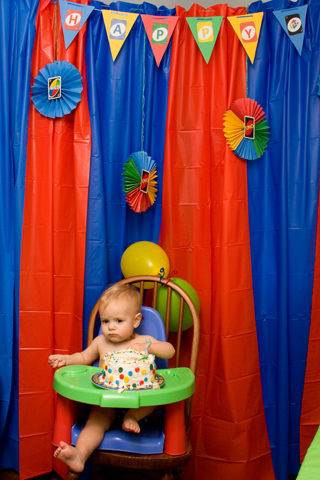 Great ideas for throwing an UNO birthday party for your little one! 