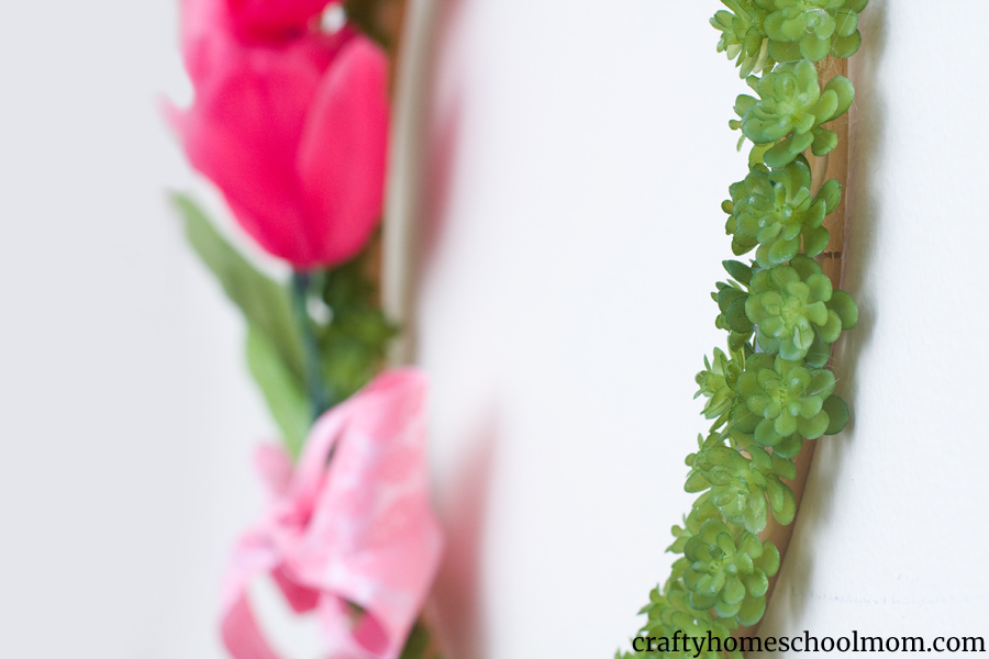 A cheerful wreath brings spring indoors!